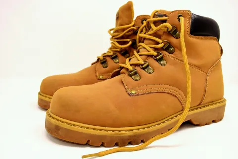 Paar robuste Mid-Cut-Wanderschuhe aus Nubukleder